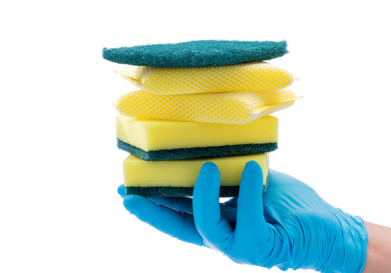 Aplicación de esponjas y fibras en la limpieza